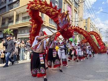 龙腾狮跃闹元宵!陆良县举行正月十六“龙狮闹爨乡”舞龙舞狮等民俗文化巡演