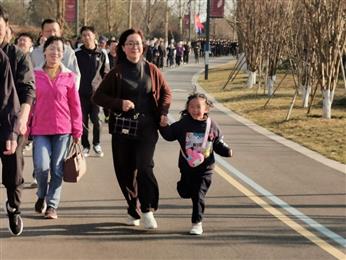 【陆良正月十六活动】正月十六民俗文化系列之“大美爨乡·健康陆良—走百病”亲子健步走活动举行